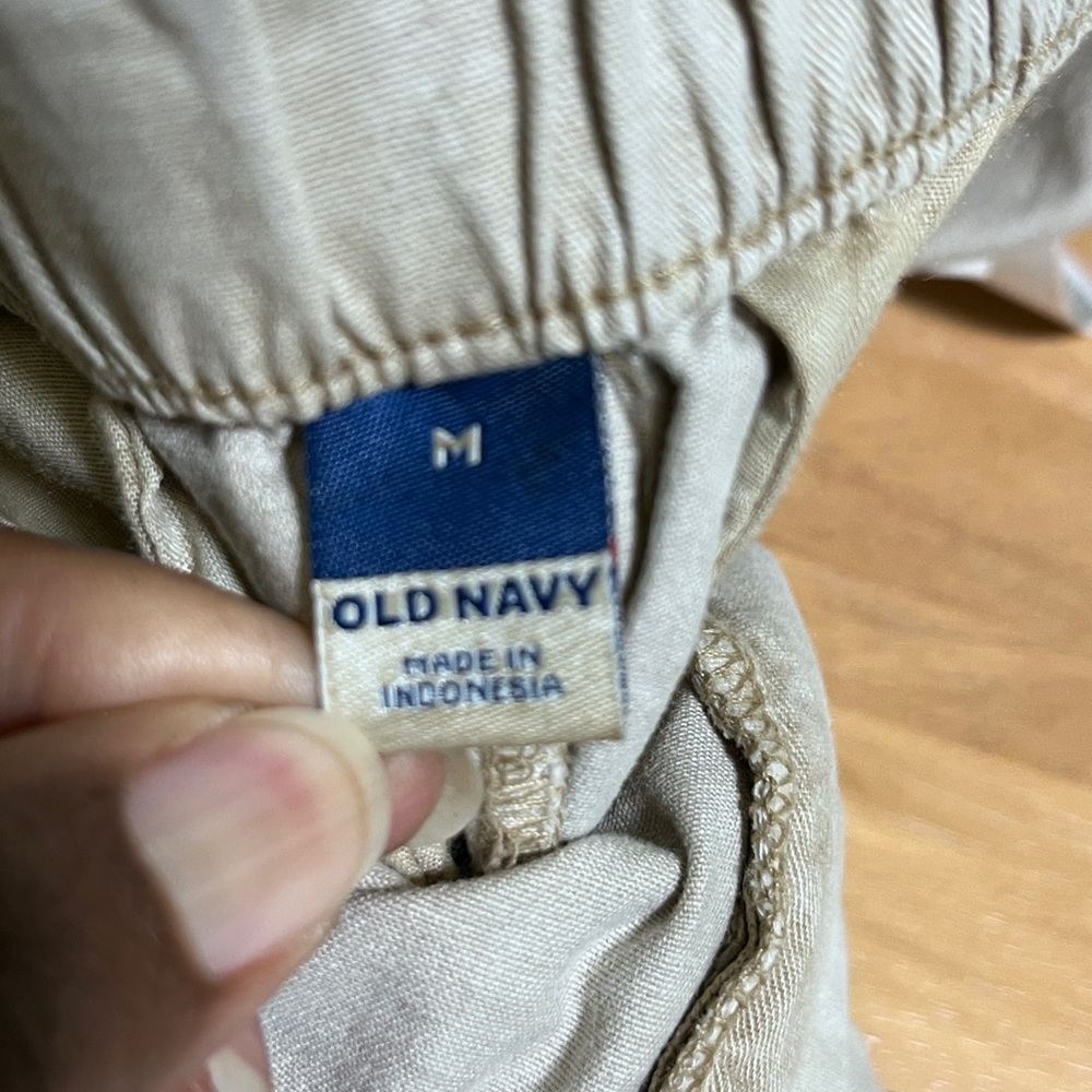 Old Navy Lightweight Khaki Shorts Medium - Picture 14 of 14